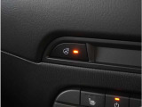 【ステアリングヒーター】ハンドルの左右のグリップ部分を温めることができます。寒い日の運転も安心です。