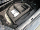 洗車道具などの小物の収納に便利なサブトランク