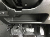 アクセルペダルとブレーキペダルの画像です