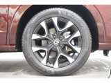 純正のアルミホイールが足元を飾ります!タイヤサイズは225/55R18 になります。