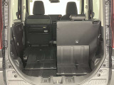 【リヤシートアレンジ】リヤシートは左右独立式。片方だけ倒す事で3人乗車で長い荷物が積めます。