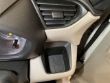運転席側のカップホルダーです