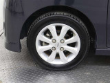 タイヤサイズは155/65R14になります。溝数は約5ミリです。