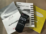 メンテナンスノート、取扱説明書です。 その車の整備記録が事細やかに記録されています。 車が生まれてから今までどのような道を歩んできたのか判るとても重要な物ですよ。