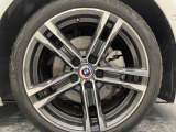 BMWならではの卓越した走りを支えるホイールと足回りです!日本車の走りに慣れている方にもぜひ体感して頂きたいほど、高いレベルでまとまっています!