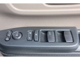 【運転席内ドア 】ミラー操作やウィンドウ開閉スイッチはドライバー目線で配置され、快適な操作性を実現!