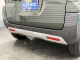 【後退時ブレーキサポート】リヤバンパーに4つの超音波センサーを内蔵し、車両後方にある障害物を検知。透明なガラスなども検知でき、コンビニの駐車場などでの衝突回避をサポートします。