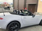 幌をワンタッチでオープン状態まで行うと、車内の解放感が格段とUPして、気持ちの良いドライブを楽しめます。