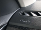 【助手席エアバッグ】 車両前方に衝撃が加わった際に、音響センサーによって瞬時に開きます。 ※シートベルト非着用の場合、本来の性能が発揮できませんので必ずシートベルトを着用しましょう。