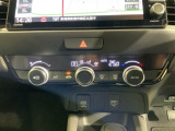 操作性の良いエアコンパネル。