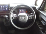 ハンドルの両側に操作ボタンが付いております。運転しながら操作ができるのでとっても便利です!