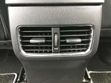 後部座席にもエアコン吹き出し口がしっかり装備されています。