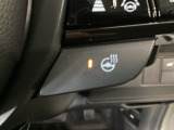 【ステアリングヒーター】パワーモードがONの時にご使用いただけます。スイッチを押すと表示灯が点灯し、素早くハンドルを温めることができます♪