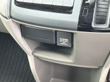 前席中央の便利な小物入れ。電源端子があります