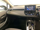 運転席周りのレイアウトをご覧ください。ナビゲーションが綺麗に装着されすっきり収まってますね!