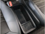 前席中央にカバンや普段置いておきたい荷物などを置いておける収納スペースがございます。
