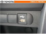 ポータブルオーディオなどの機器を接続して、車両のスピーカーで聞くことができます。