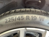 純正18インチアルミホイール。フロントは225/45R19