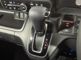 インパネシフトだから視線の移動も少なく足元もスッキリ♪運転席もゆったりしているのでゆとりを持ってドライブできますね!
