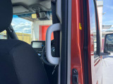 つかみやすい大型サイズの乗降グリップ。乗り降りをサポートします。