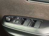 格納式リモコンドアミラーと、パワーウィンドウマスタースイッチです。車内の換気も運転席から簡単に行えます。