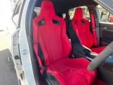 【専用スポーツシート】ホールド性に優れ、カーブ時の体が流れを抑制してくれます。また、体にフィットするから腰や背中が疲れにくく、ロングドライブや高速走行でも快適にお過ごしいただけます♪