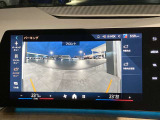 車の先端より更に先を見渡せるパノラマビュー。左右の状況も判断しやすくなるので、狭い路地を走る際に重宝します。