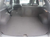 お荷物の量や乗車人数に合わせて使えるリヤシートは、ご覧のように倒すことが出来ますので便利です。