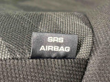車両側方からの衝撃を緩和するSRSサイドエアバッグ(運転席/助手席)に加えて,SRSカーテンシールドエアバックも標準装備