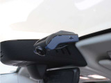 【ボルボ・ドライブレコーダー・360 駐車監視機能付】フロントカメラは水平360&deg;/垂直240&deg;を録画可能。前方/後方において映像を鮮明に録画します。大型バッテリーにより駐車監視用長時間録画にも対応。