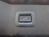 スイッチひとつでリアゲートの開閉が可能なパワーリフトゲートを装備!荷物で手が塞がっている時や小柄な方でも力を使わずスムーズに開閉できます。日常のお買い物から旅行まで利便性を高める快適な装備です。