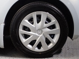 ホイールは車のデザインにマッチした専用タイプです。