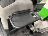 飲み物や食べ物を気軽に置ける格納式シートバックテーブルを、運転席と助手席の背もたれにご用意。車内の休憩も快適です!