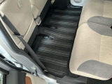 しっかりと汚れ、砂ぼこりを落とし足元まで清潔な車内空間を作り上げております♪