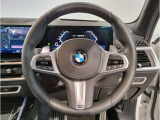 BMWのステアリングはドライバーと車体が一体感に感じれるような操作性を実現しております。また、握りやすさや操作性を向上するためにスイッチ類も配置されております。
