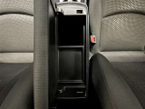 小物や身の回り品を収納できるセンターコンソール。車内をすっきり整頓できる、便利な収納スペースです。