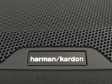 【harman kardon】ハーマンカードンのHi-Fiスペシャリストと共に、モデル別に開発・設計された専用チューニングが臨場感溢れる音響空間を実現しています。