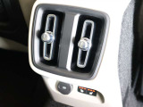 前席のセンターコンソールの後端にはエアコンの吹き出し口だけでなく、USB Type-Cの差込口があります またセカンドシート用のシートヒーターのスイッチも搭載されています