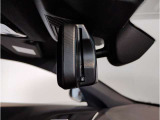 ☆BMWのルームミラーには自動防眩機能が備わっております。後続車のヘッドライトの明るさで幻惑されるのを防止☆