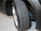 純正ホイールが車を引き締めてくれています♪タイヤの残り溝もバッチリ♪