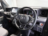◆視界広々で非常に運転しやすくロングドライブでも疲れを感じさせないすっきりとまとまったインパネ周りです。