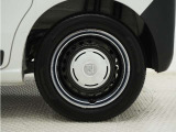 ◆純正ホイール装着車◆シンプルなデザインのホイールキャップ付きです。