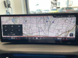 BMWのナビゲーションは操作性も良く、詳細な地図情報と交通状況を見やすく表示し、快適なドライビングをサポートしながら目的地までナビゲートします。