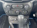シンプルで操作しやすい運転席操作部