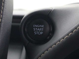 スマートキーを携帯していれば、ブレーキを踏みながらエンジンスイッチを押すだけで、エンジンが始動します。