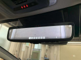 デジタルインナーミラー付き。後方視野角が広く、後席に同乗者がいても後方を確認しやすく安心です。
