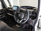 ◆視界広々で非常に運転しやすくロングドライブでも疲れを感じさせないすっきりとまとまったインパネ周りです。