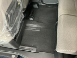 しっかりと汚れ、砂ぼこりを落とし足元まで清潔な車内空間を作り上げております♪