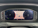 【Digital Cockpit Pro】基本の速度計とタコメーターの表示に加え、中央にドライビングデータやマップなどを少ない視線移動で視認できます。