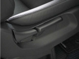 ◆シートハイトアジャスター◆運転席を上下に高さ調節ができます!運転ポジションを体格に合わせてシート調整できます。